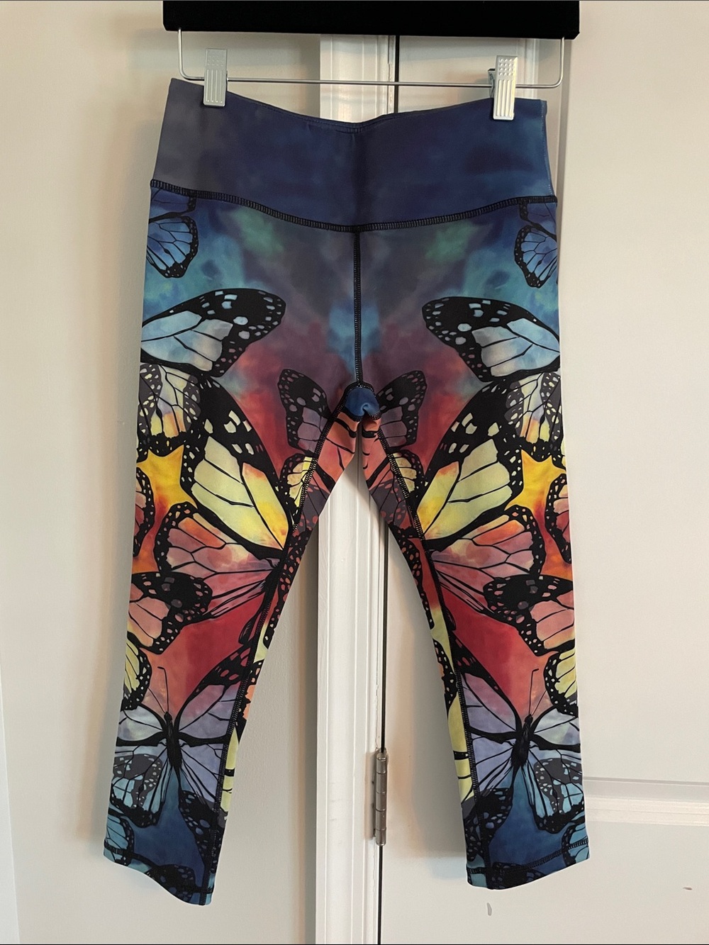 Women's Multicolor Butterfly Print Capri Leggings - Blue/Yellow/Pink